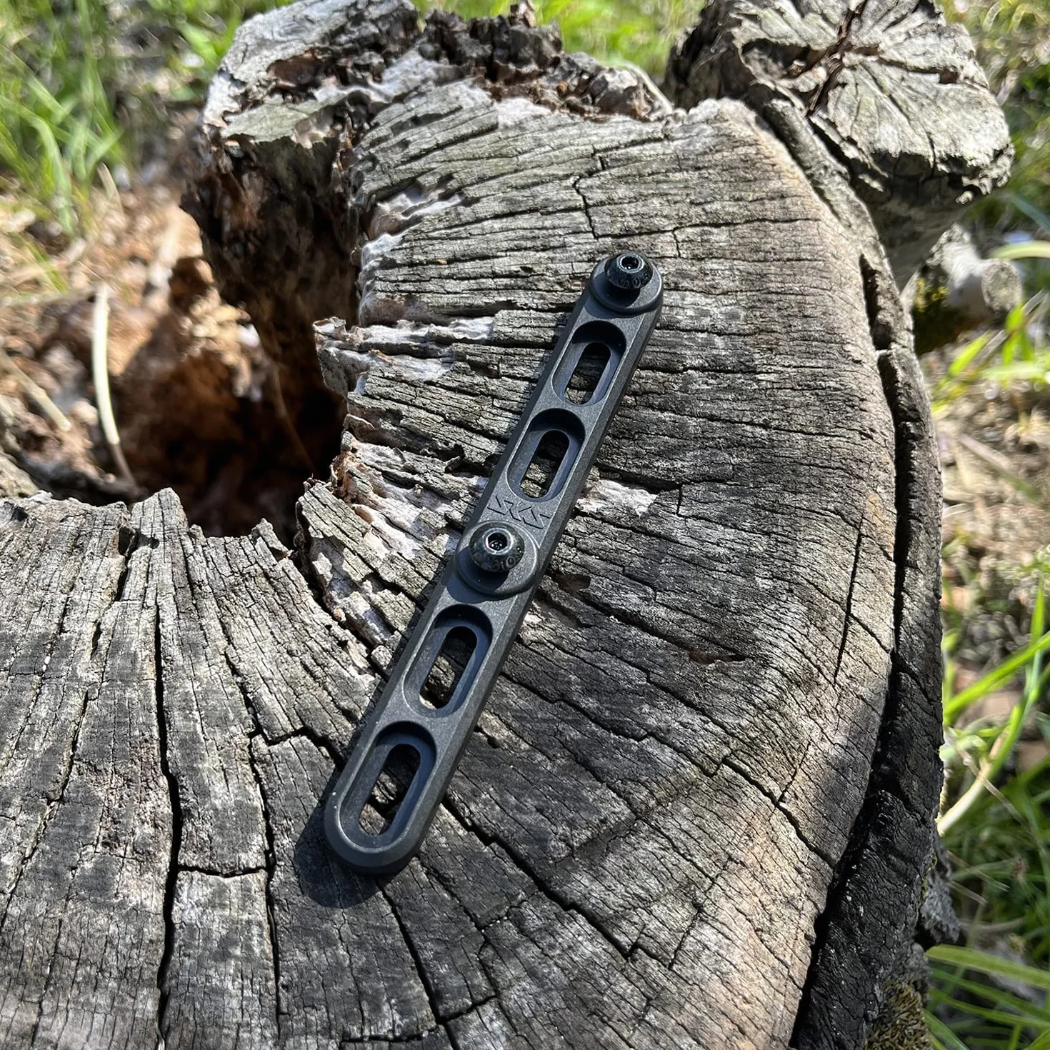 SKS GERMANY CAGE SHIFTER adapter do klatki na butelki (adapter rowerowy do małych geometrii ramy, do przesuwania otworów w klatce na butelki, płaska i niepozorna konstrukcja, poliwęglan).