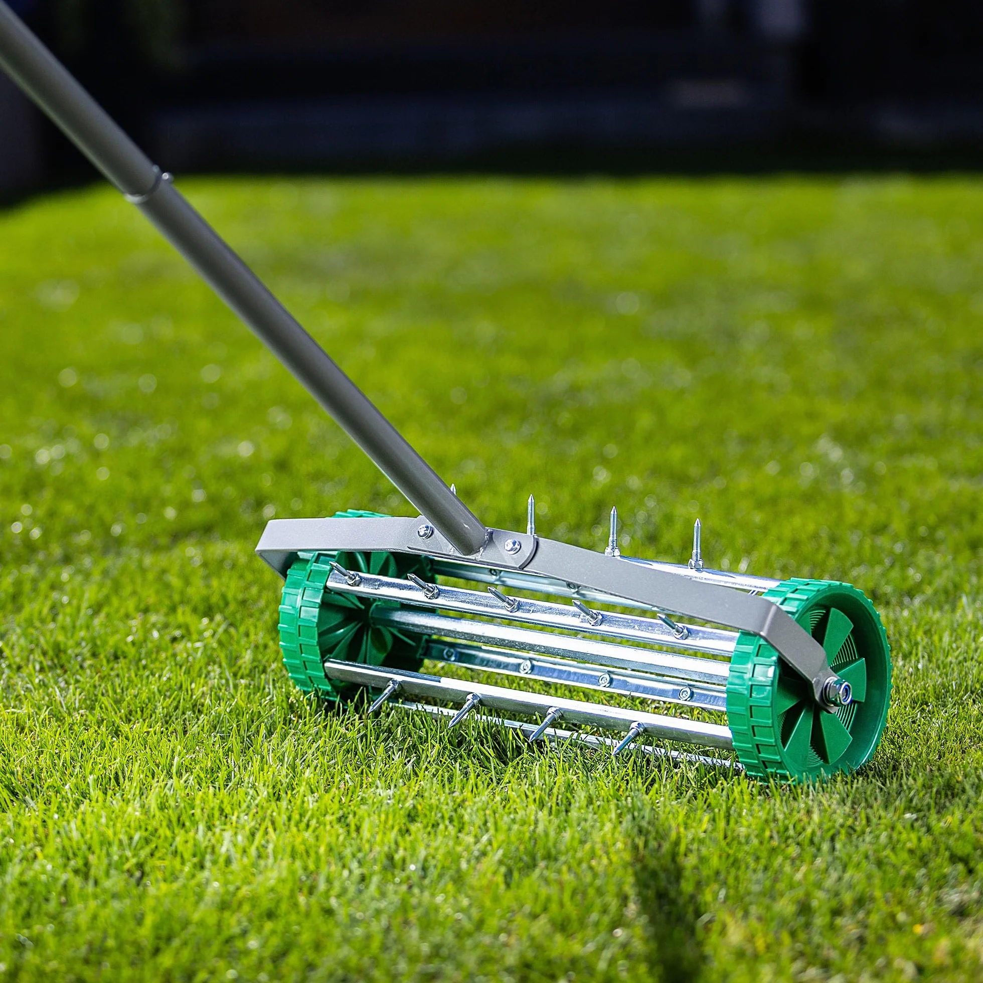 KADAX Ręczny wertykulator, napowietrzacz trawnika z wytrzymałej stali, ręczny aerator z gwoździami 3,3 cm, wentylator podłogowy z ergonomicznym uchwytem, wytrzymały wałek kolczasty (148 cm)