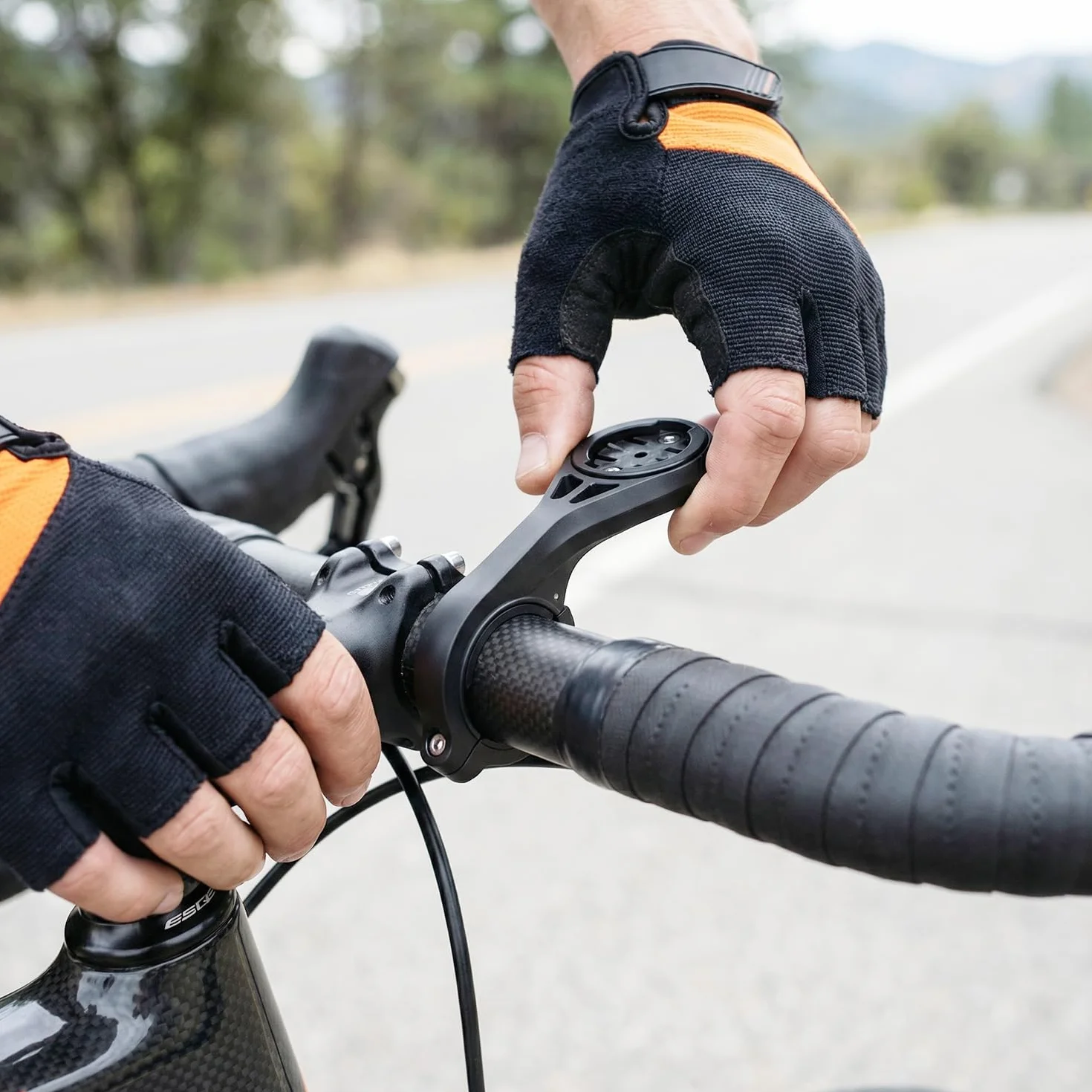 QWORK® Uchwyt komputera rowerowego kompatybilny z Garmin, Wahoo, Bryton Bike Computer, do kierownicy rowerowej 31,8 mm, mocowanie z szybkim zwalnianiem
