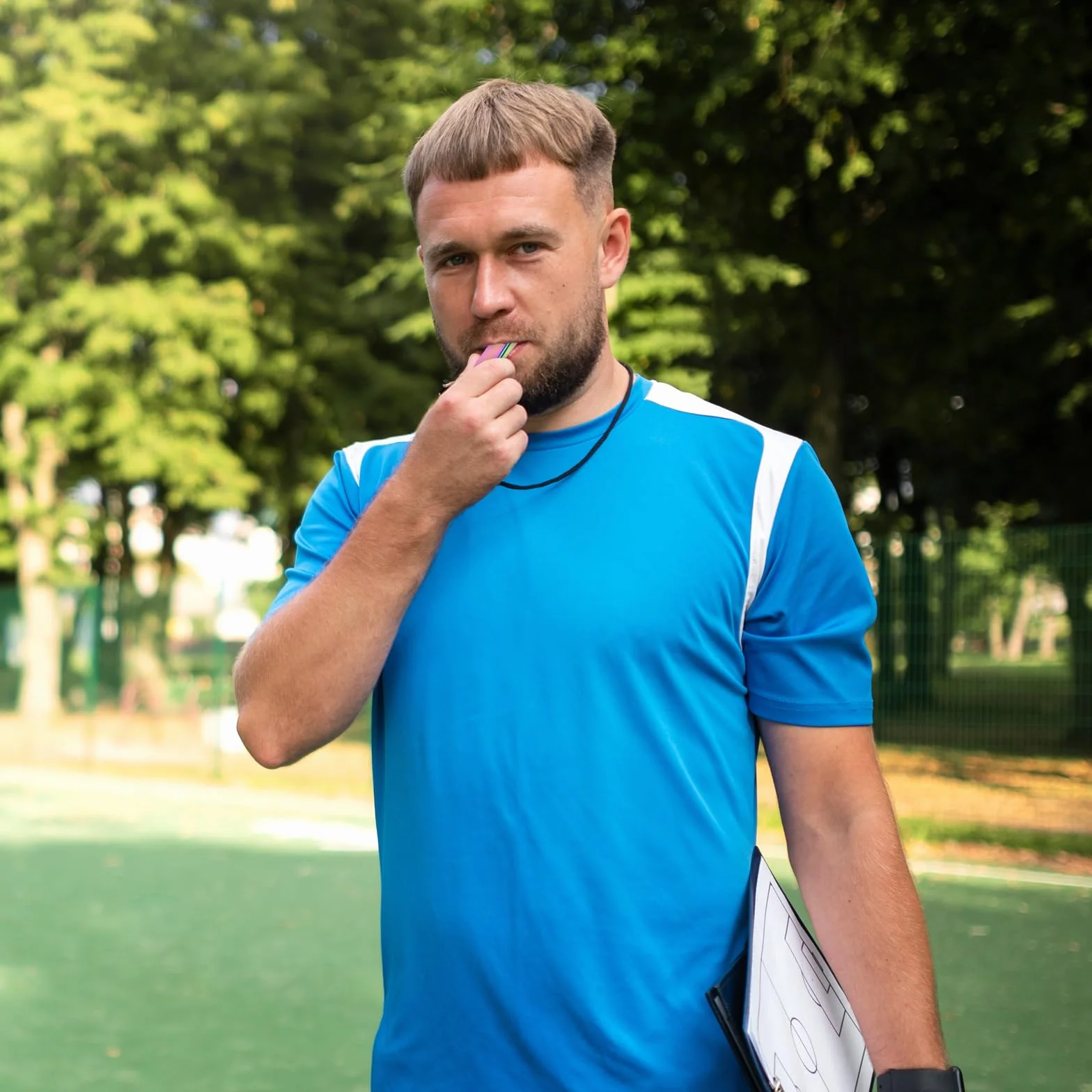 CIATBYYJ 2 sztuki gwizdki ze stali nierdzewnej, kolorowe gwizdki sędziowskie, metalowe gwizdki z paseczkiem na ramię, profesjonalne gwizdki sportowe, spersonalizowane gwizdki dla szkoły, piłki nożnej