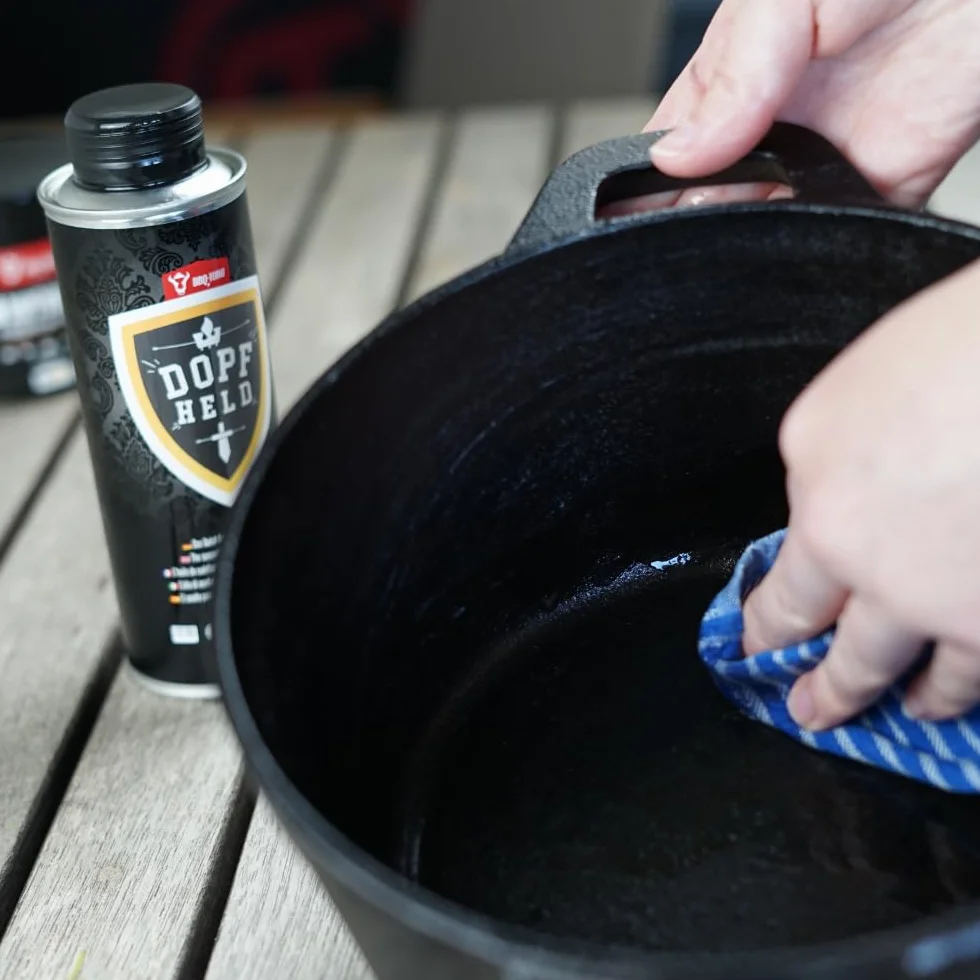 BBQ-Toro Zestaw do pielęgnacji Dutch Oven z pastą pielęgnacyjną DOPFWUNDER 250 ml i olejkiem pielęgnacyjnym DOPFHELD 250 ml | pielęgnacja żeliwnych akcesoriów do grilla | pasta do pieczenia również do