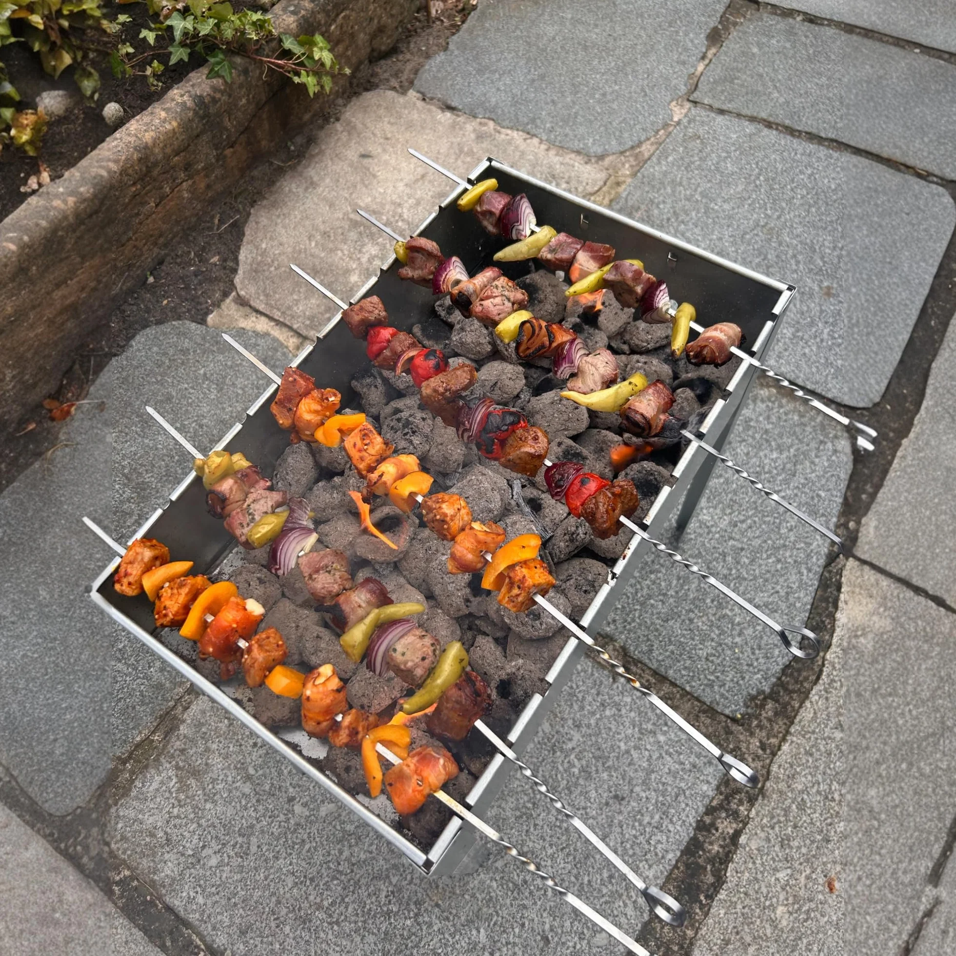 Mangal grill na szpikulce, do szaszłyków, 50 x 30 x 50 cm, w zestawie 6 szpikulców ze stali nierdzewnej i rusztem do grillowania