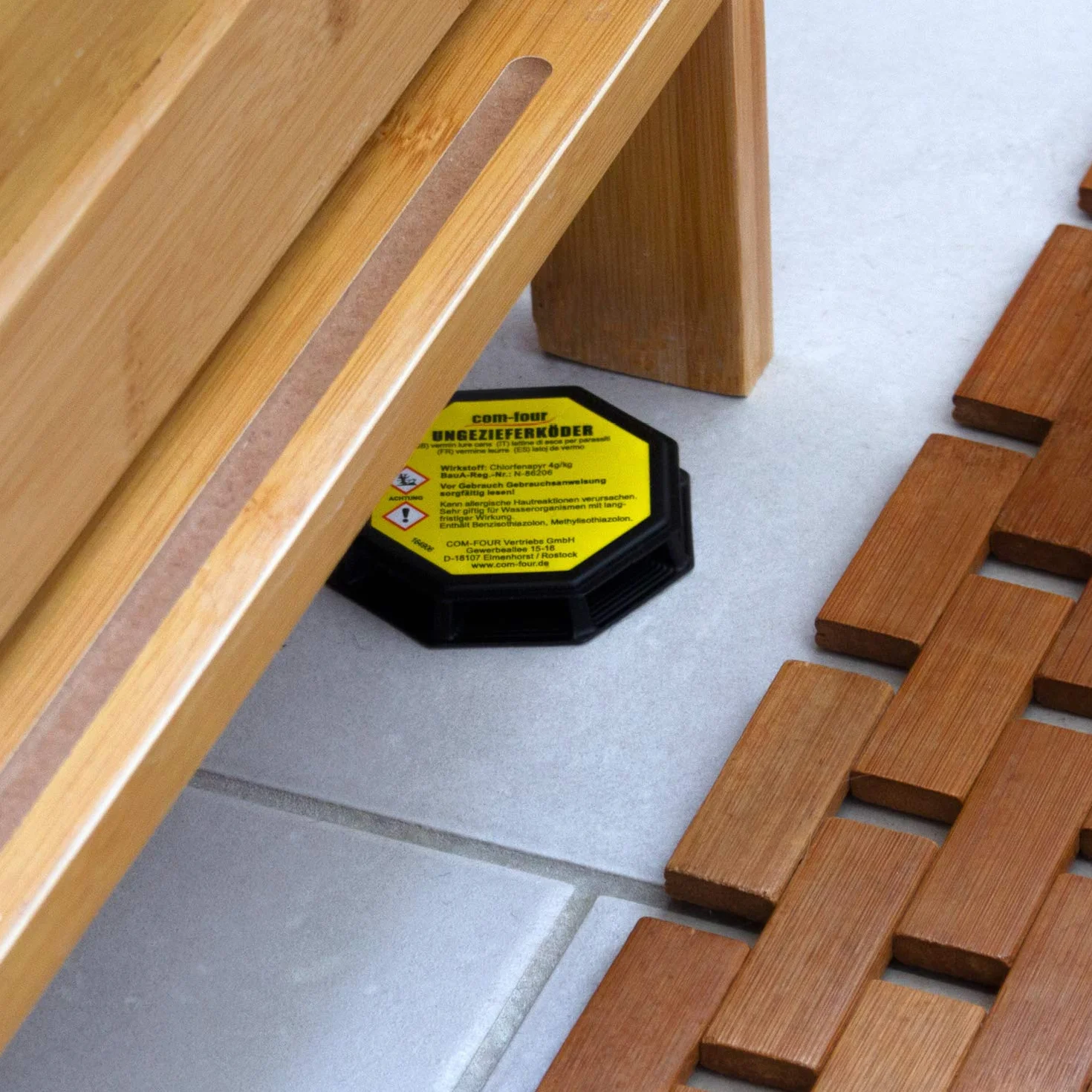 COM-FOUR® 8x pulapki na szkodniki, gotowe do uzycia pojemniki z przyneta do zwalczania m.in. karaluchow, rybikow srebrzystych i wszy drzewnych