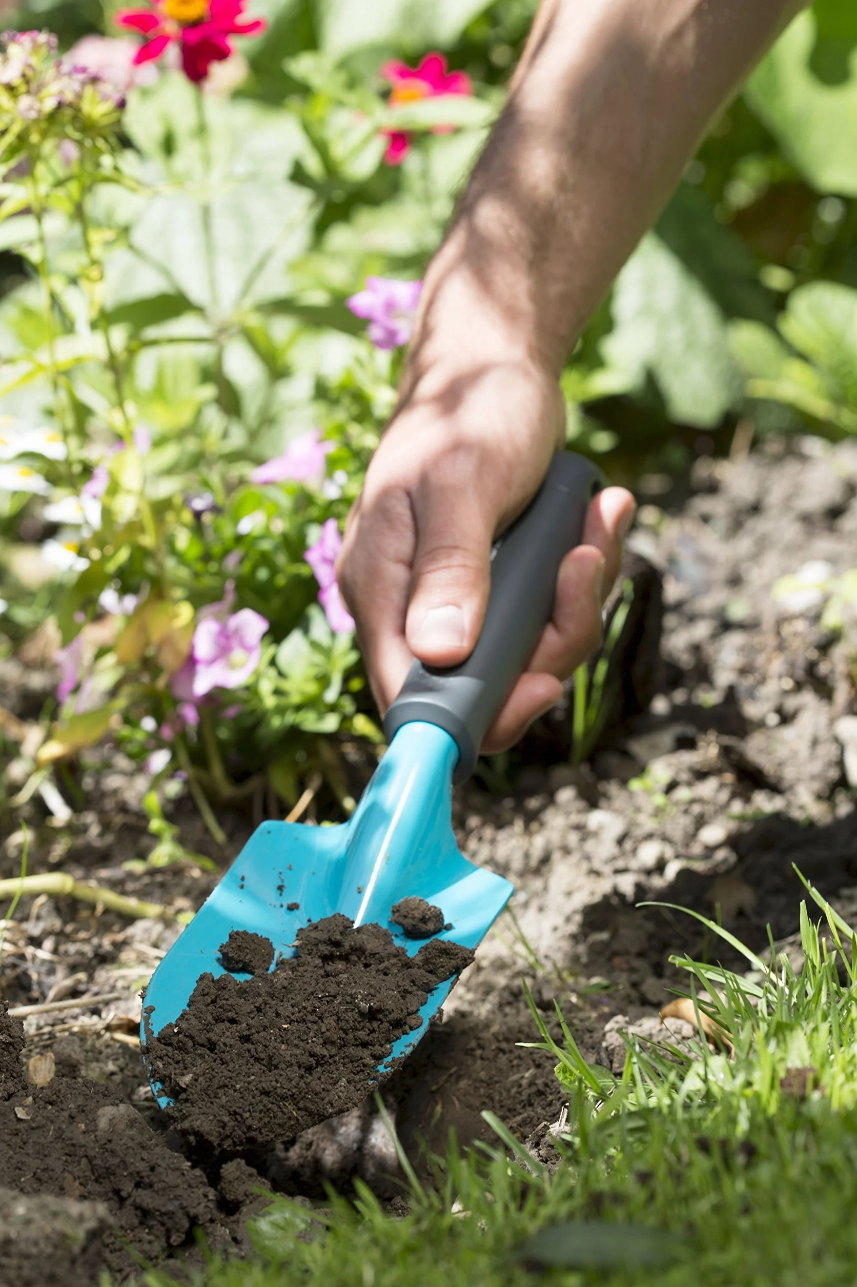 Gardena Classic łopatka do kwiatów: uniwersalna łopatka do sadzenia i przesadzania roślin, wysokiej jakości stal, zabezpieczona przed korozją, z ergonomiczną rękojeścią, szer. robocza 8 cm (8950-20)