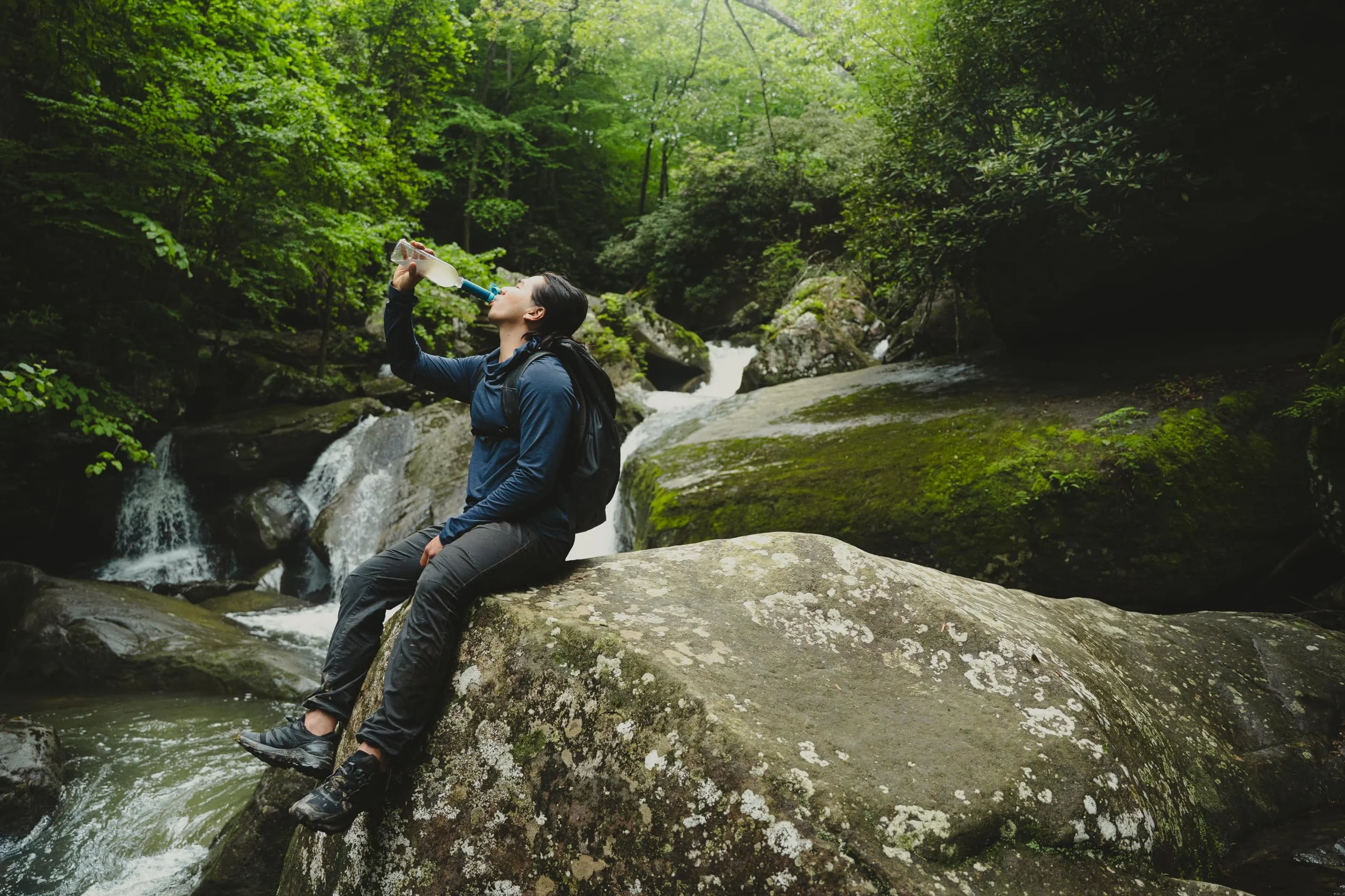 Lifestraw Peak Series Solo - indywidualny filtr wody do wędrówek, biwakowania, podróży, przetrwania, eliminuje bakterie, szkodniki i mikroplastiki, niebieska malina
