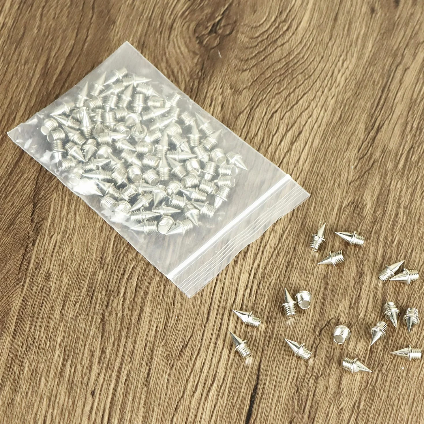 QWORK® 100 szt. kolców gąsienicowych 1/4 cala, stalowe zamienne kolce do biegania do butów sportowych, sportów lekkoatletycznych (srebrne)