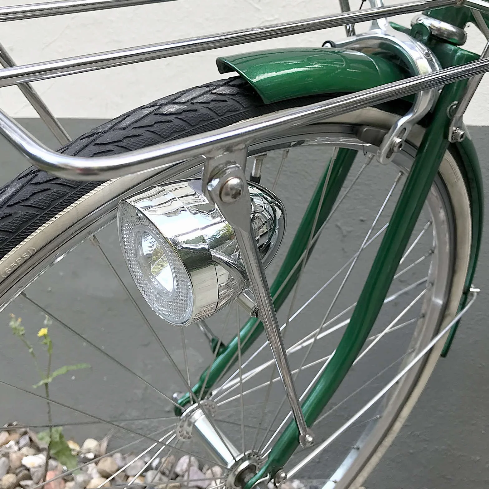 Retro reflektor LED rowerowy światło przednie z chromowanym wyglądem i zasilaniem bateryjnym