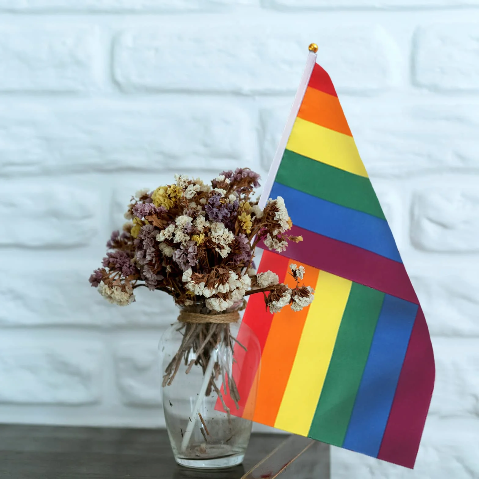 TRIXES 15 sztuk tęczowych flag machających – LGBTQ+ Pride / NHS banery z patyczkami na dłonie, akcesoria na imprezę paradę, festiwal, dekoracje ścienne do domu, samochodu i ogrodu, słupy 20 x 28 cm /