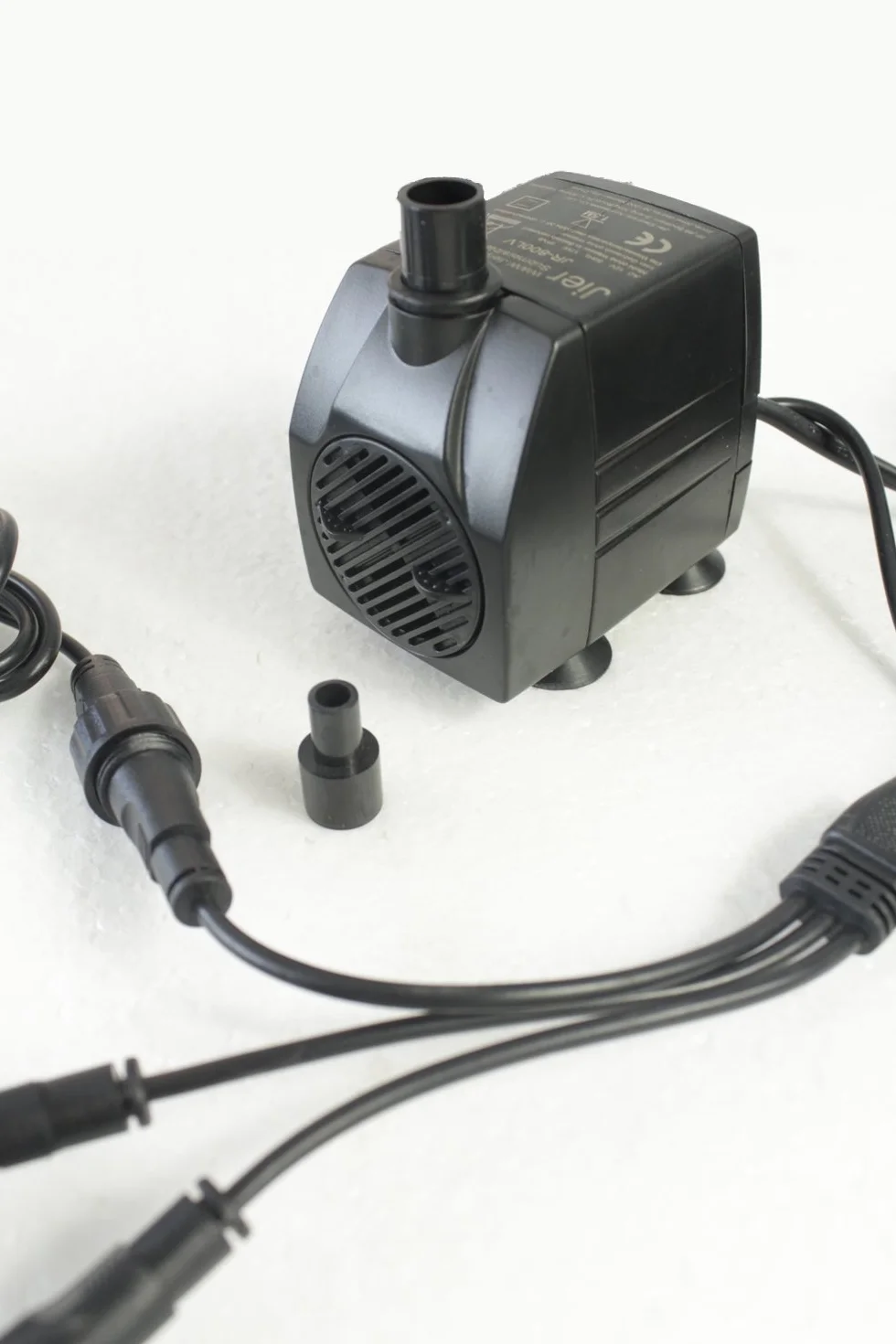 Pompa do fontanny z oświetleniem LED – kompletny zestaw zawierający 3x diody LED do kamienia źródlanego, rozdzielacz 3-drożny, wąż ½", zasilacz 12 V i kabel 5 m – idealna do fontann ogrodowych i