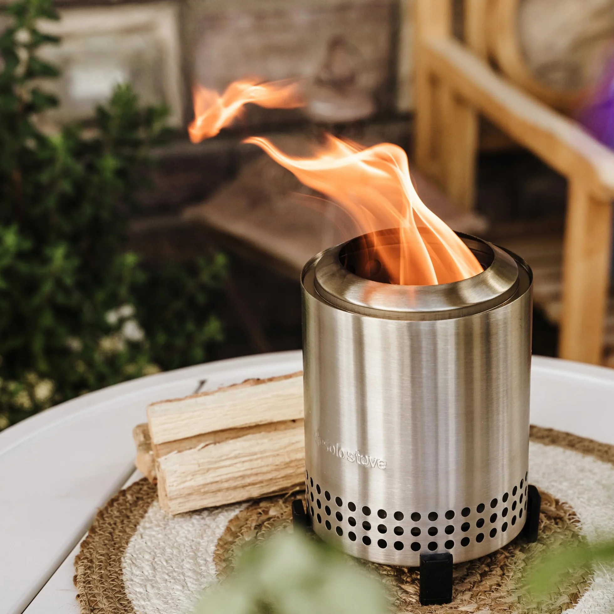 Solo Stove Mesa palenisko do stołu ze stojakiem | mini ognisko do dymu do palenia w mieście i na przedmieściach, działa na peletach lub drewnie, bezpieczna stal nierdzewna, z torbą podróżną, 17,5 x 13