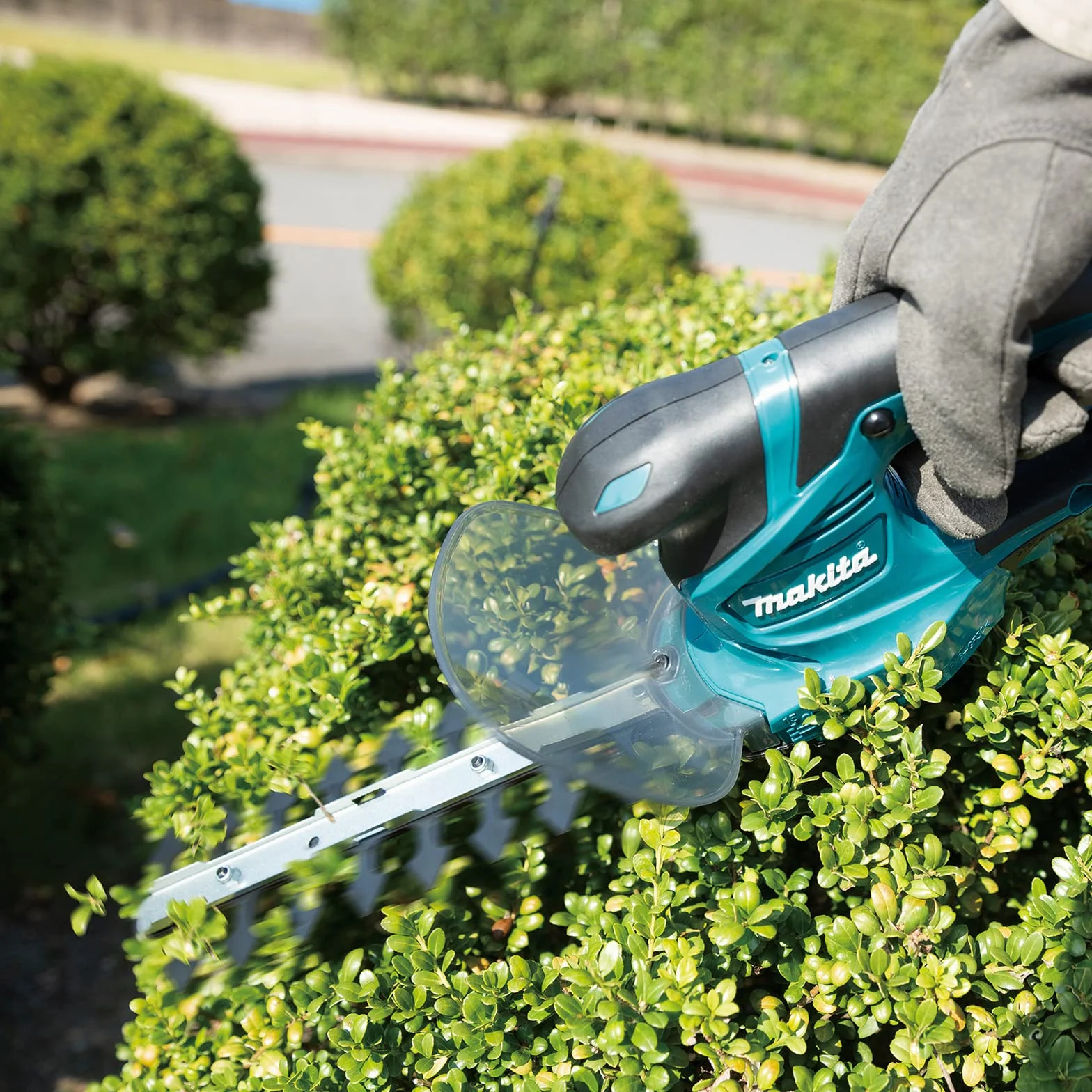 Makita DUM111ZX 18V litowo-jonowe LXT 110 mm nożyce do trawy w komplecie z nasadką trymera, baterie i ładowarka nie są dołączone