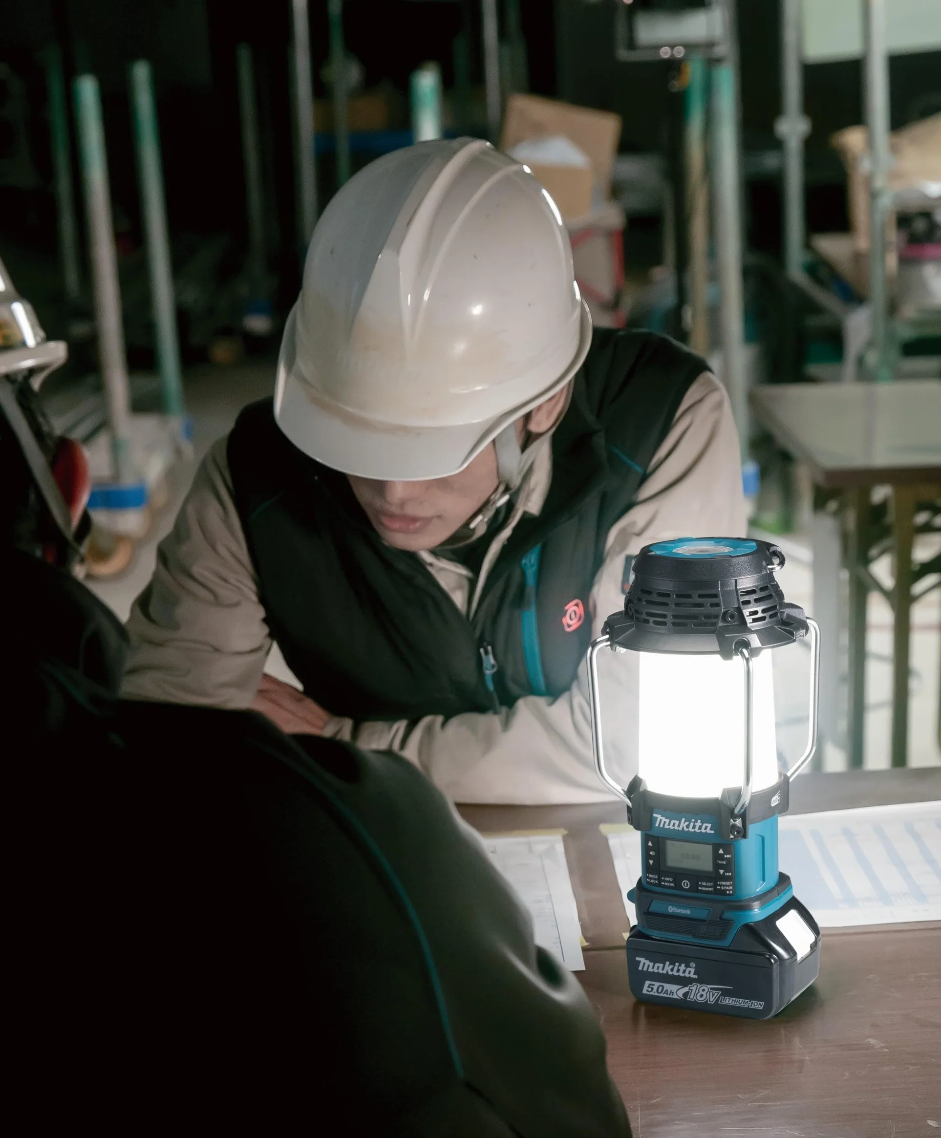 Makita DMR056 14,4 V/18 V litowo-jonowe radio LXT z latarnią
