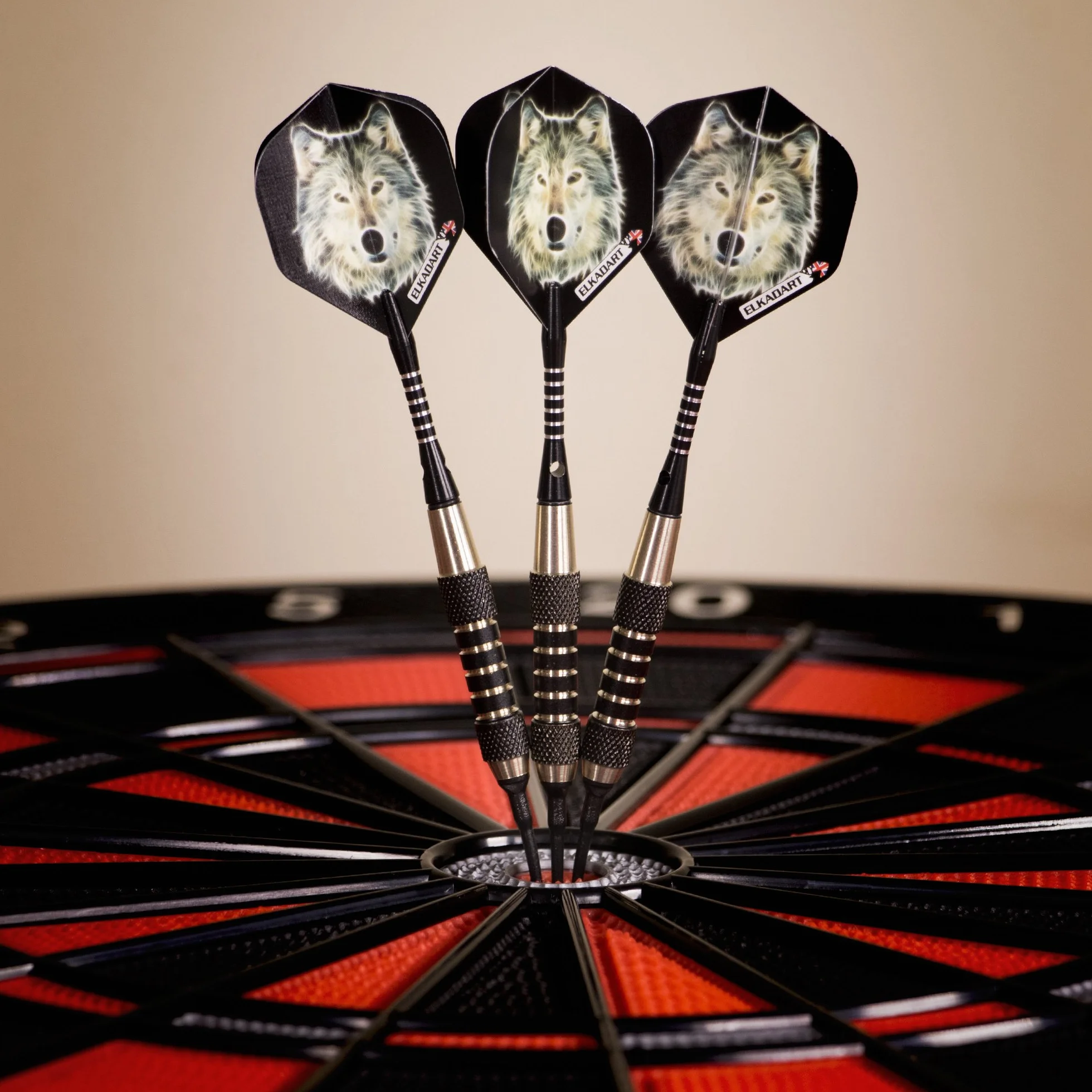 Elkadart Lotki Lone Wolf Soft Tip Darts 16 g srebrne czarne futerał podróżny