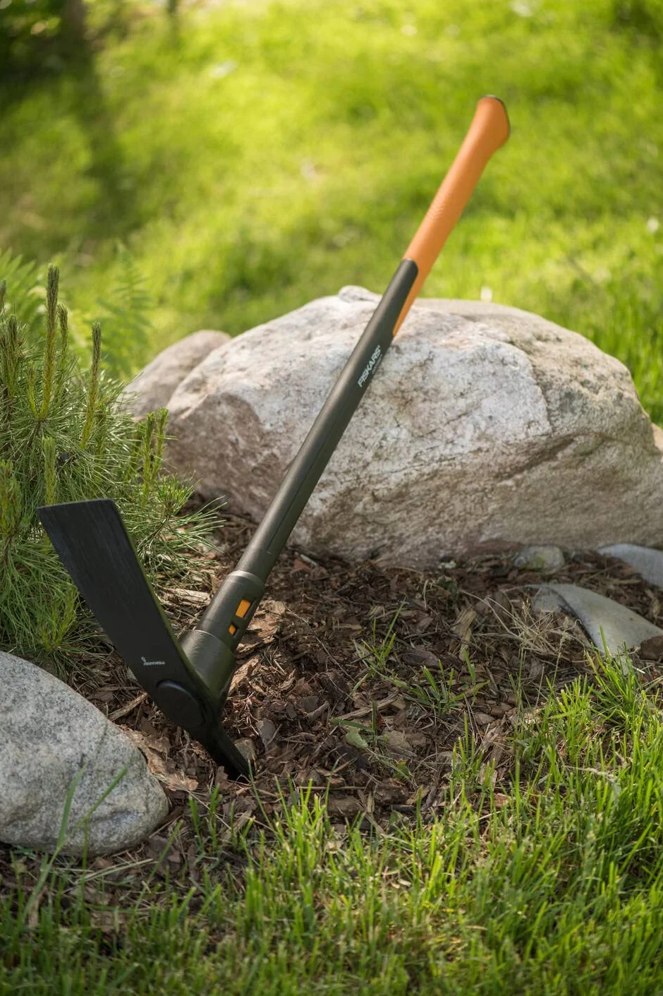 Fiskars Kilof IsoCore L do ciężkiej pracy na ciężkich, kamienistych glebach, Długość: 91 cm, Waga: 3,4 kg, Czarny/ pomarańczowy, 1020166