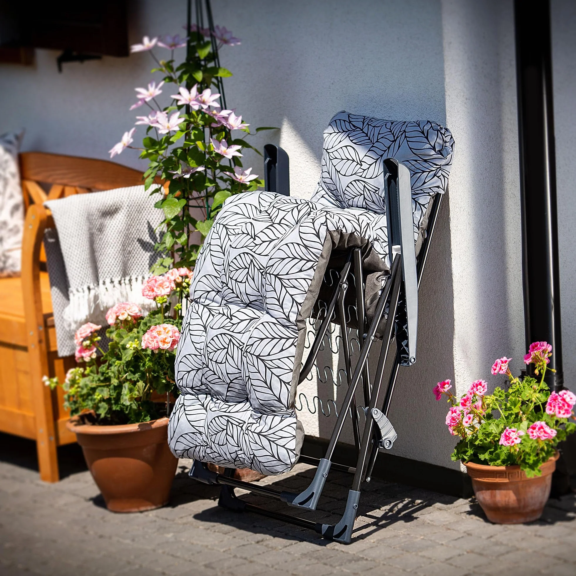 KADAX Leżak ogrodowy składany z regulowanym oparciem, stal malowana proszkowo, udźwig 110 kg, z poduszką, kolor biało-szary, do ogrodu, na taras i balkon, komfortowy relaks