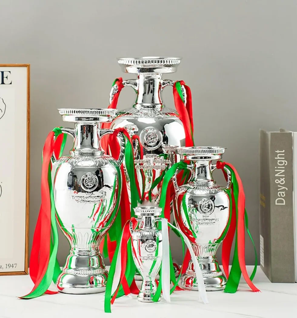 Replika trofeum mistrzostw Europy w piłce nożnej, posrebrzana z czerwonymi i zielonymi wstążkami, model pucharu z trofeum symulacyjnego, dekoracyjna nagroda sportowa, artystyczna dekoracja, pamiątki