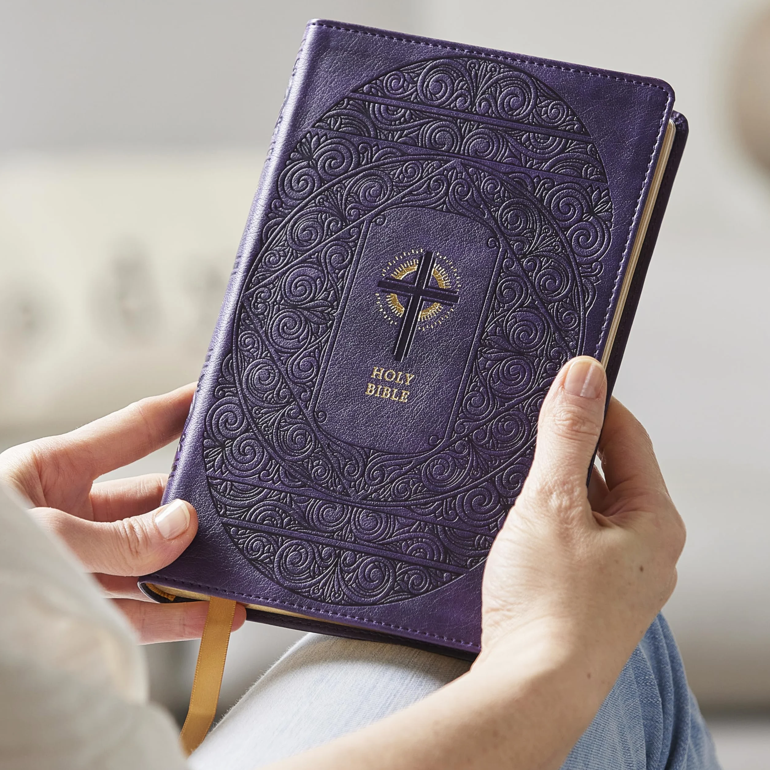 Nrsvce Sacraments of Initiation Catholic Bible, Purple Leathersoft, Comfort Print: New Revised Standard Version, Sacraments of Initiation Catholic ... Leathersoft, Comfort Print, Anglicized Text