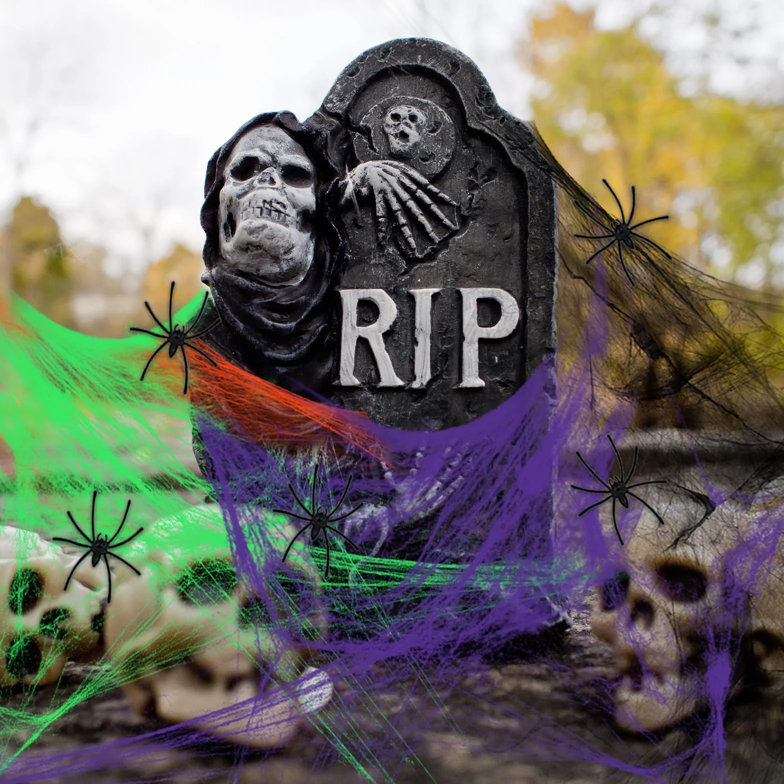 Dekoracyjna pajęczyna na Halloween, 300 g, biała, do użytku na zewnątrz, z 50 czarnymi pająkami z horroru, 1500 m², do użytku wewnątrz pomieszczeń, straszna dekoracja na Halloween, do