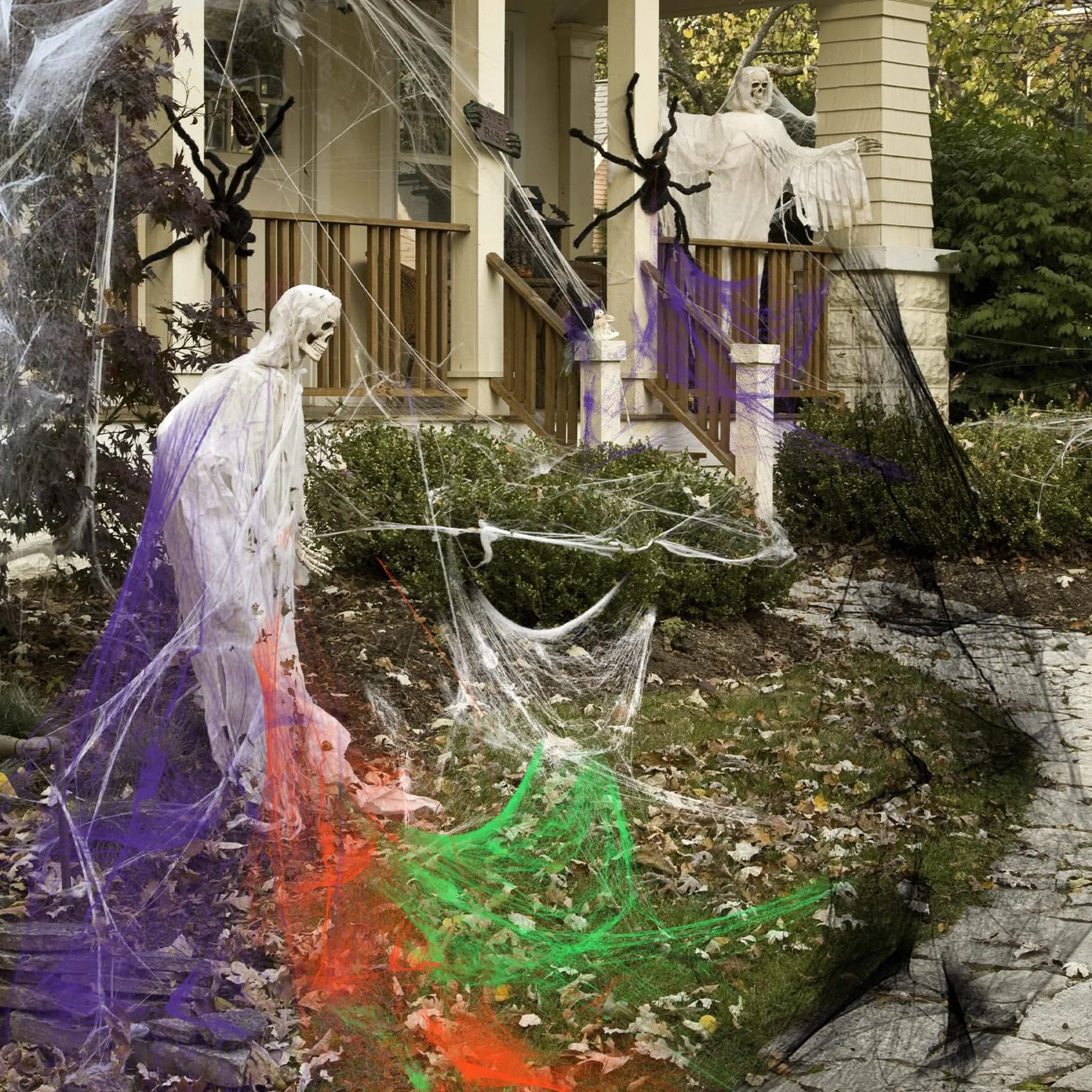 Dekoracyjna pajęczyna na Halloween, 300 g, biała, do użytku na zewnątrz, z 50 czarnymi pająkami z horroru, 1500 m², do użytku wewnątrz pomieszczeń, straszna dekoracja na Halloween, do