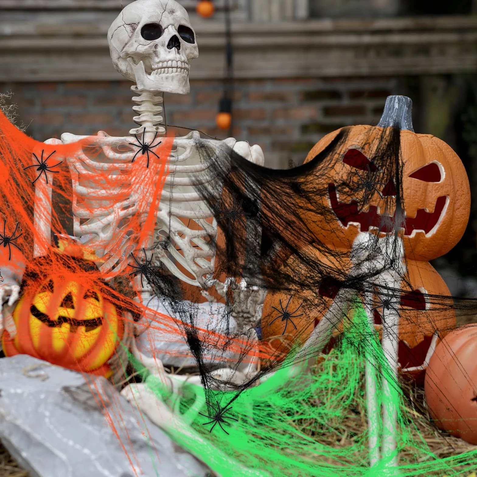 Dekoracyjna pajęczyna na Halloween, 300 g, biała, do użytku na zewnątrz, z 50 czarnymi pająkami z horroru, 1500 m², do użytku wewnątrz pomieszczeń, straszna dekoracja na Halloween, do