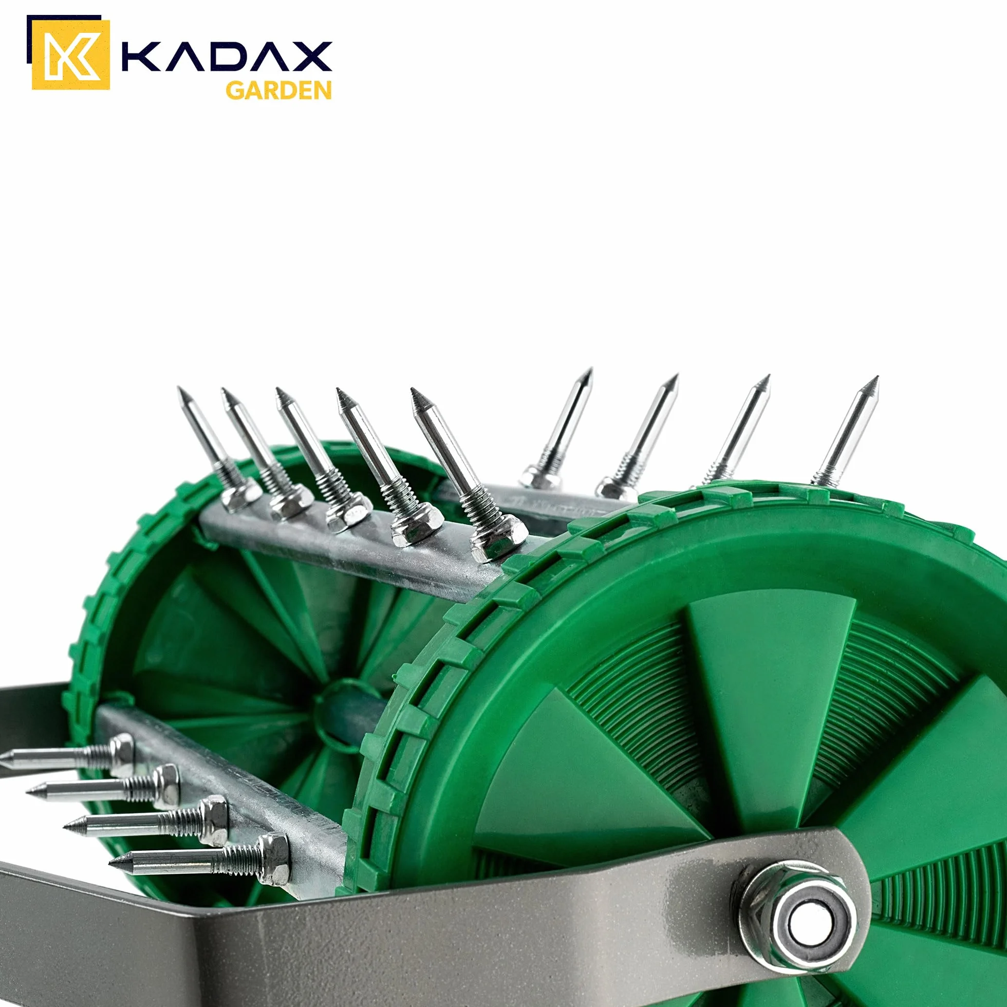 KADAX Ręczny wertykulator, napowietrzacz trawnika z wytrzymałej stali, ręczny aerator z gwoździami 3,3 cm, wentylator podłogowy z ergonomicznym uchwytem, wytrzymały wałek kolczasty (148 cm)