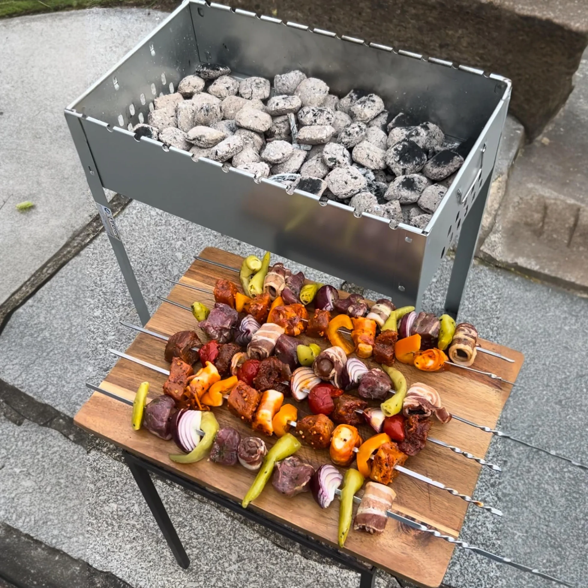 Mangal grill na szpikulce, do szaszłyków, 50 x 30 x 50 cm, w zestawie 6 szpikulców ze stali nierdzewnej i rusztem do grillowania