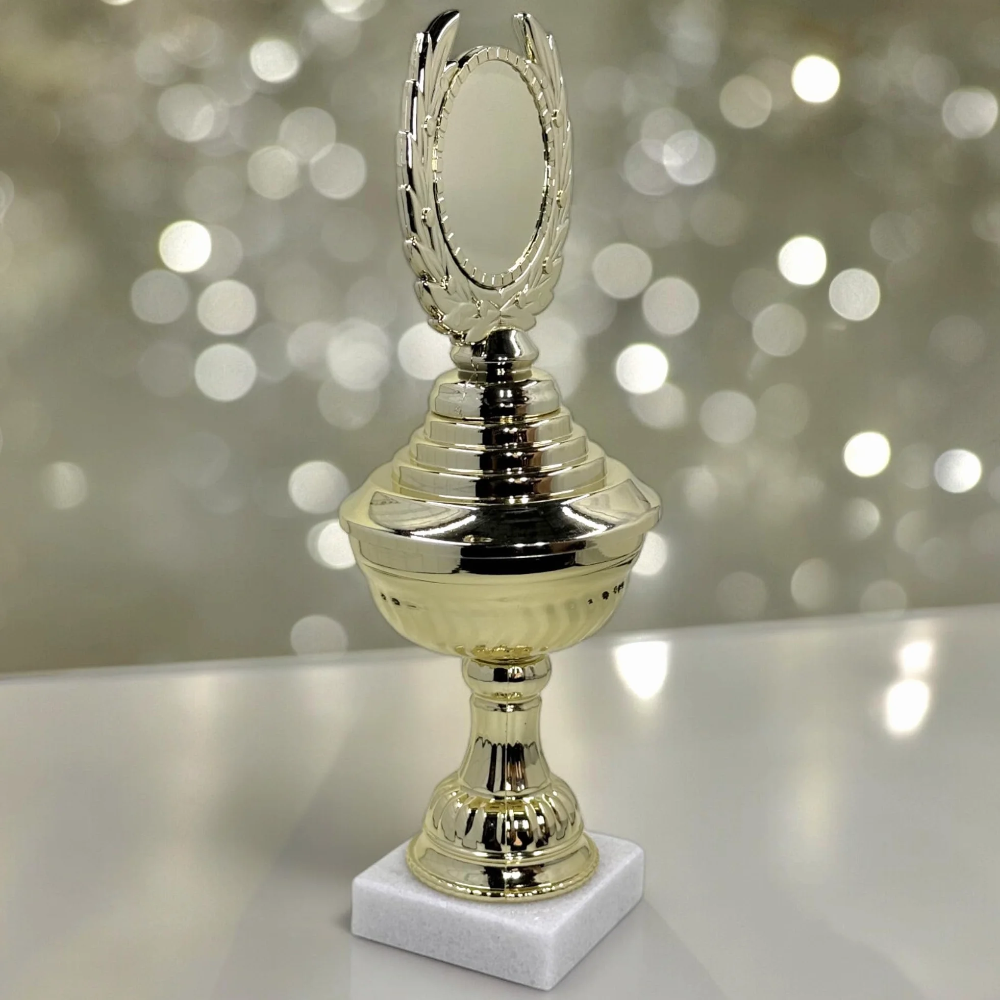 Złoty puchar sportowy MIJOMA z marmurowym cokołem 25 cm
