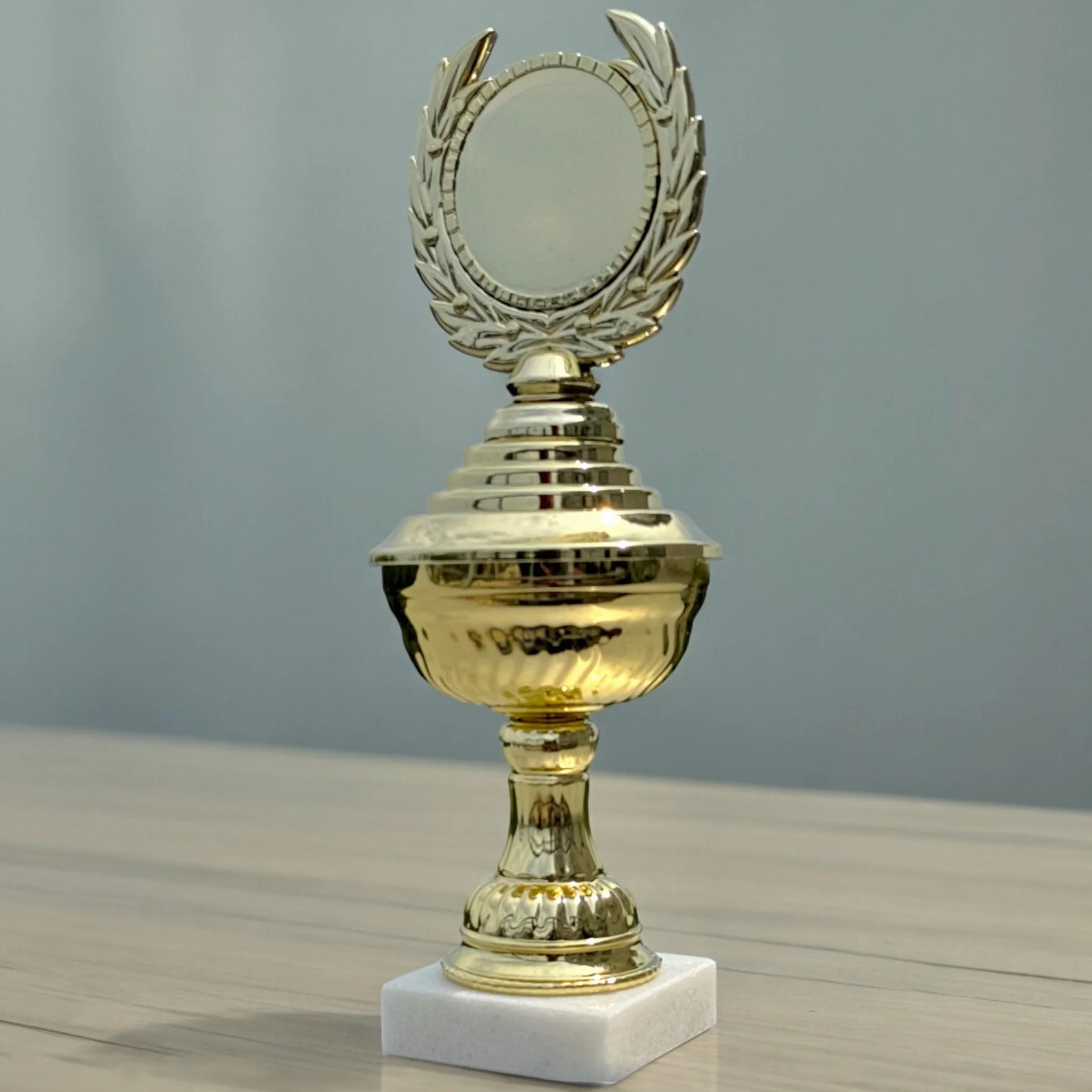 Złoty puchar sportowy MIJOMA z marmurowym cokołem 25 cm