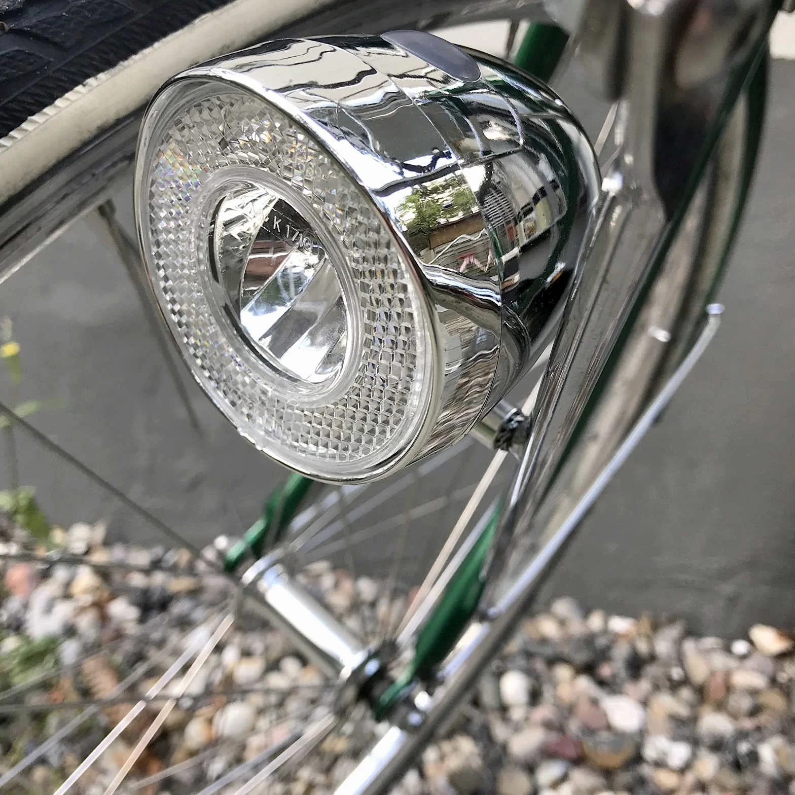 Retro reflektor LED rowerowy światło przednie z chromowanym wyglądem i zasilaniem bateryjnym